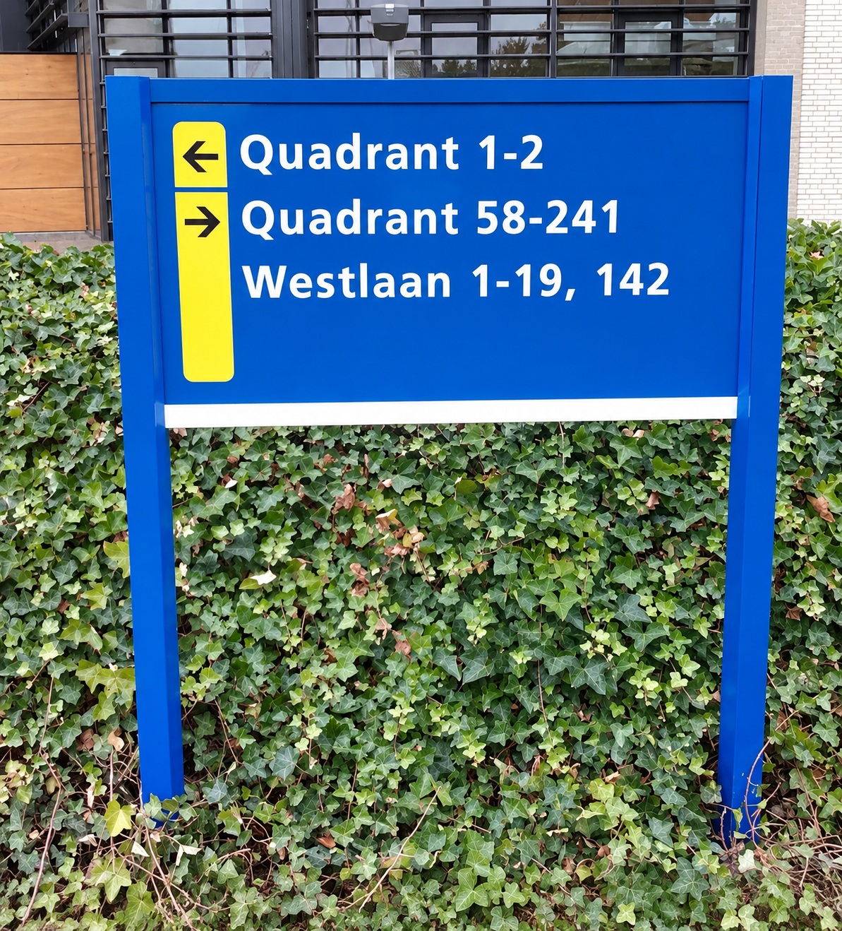 Blauw bewegwijzeringsbord